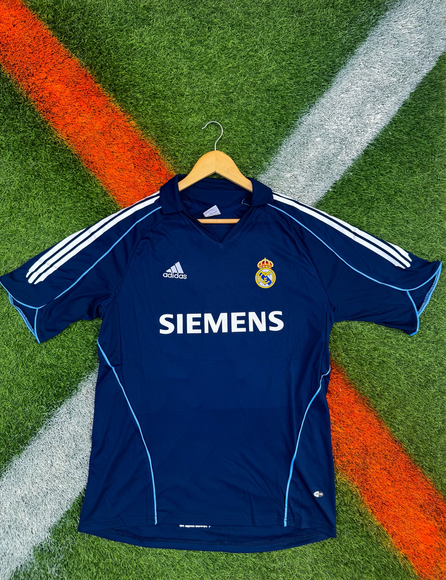 Real Madrid 2005–2006 Away Jersey – Classic Navy Siemens Kit