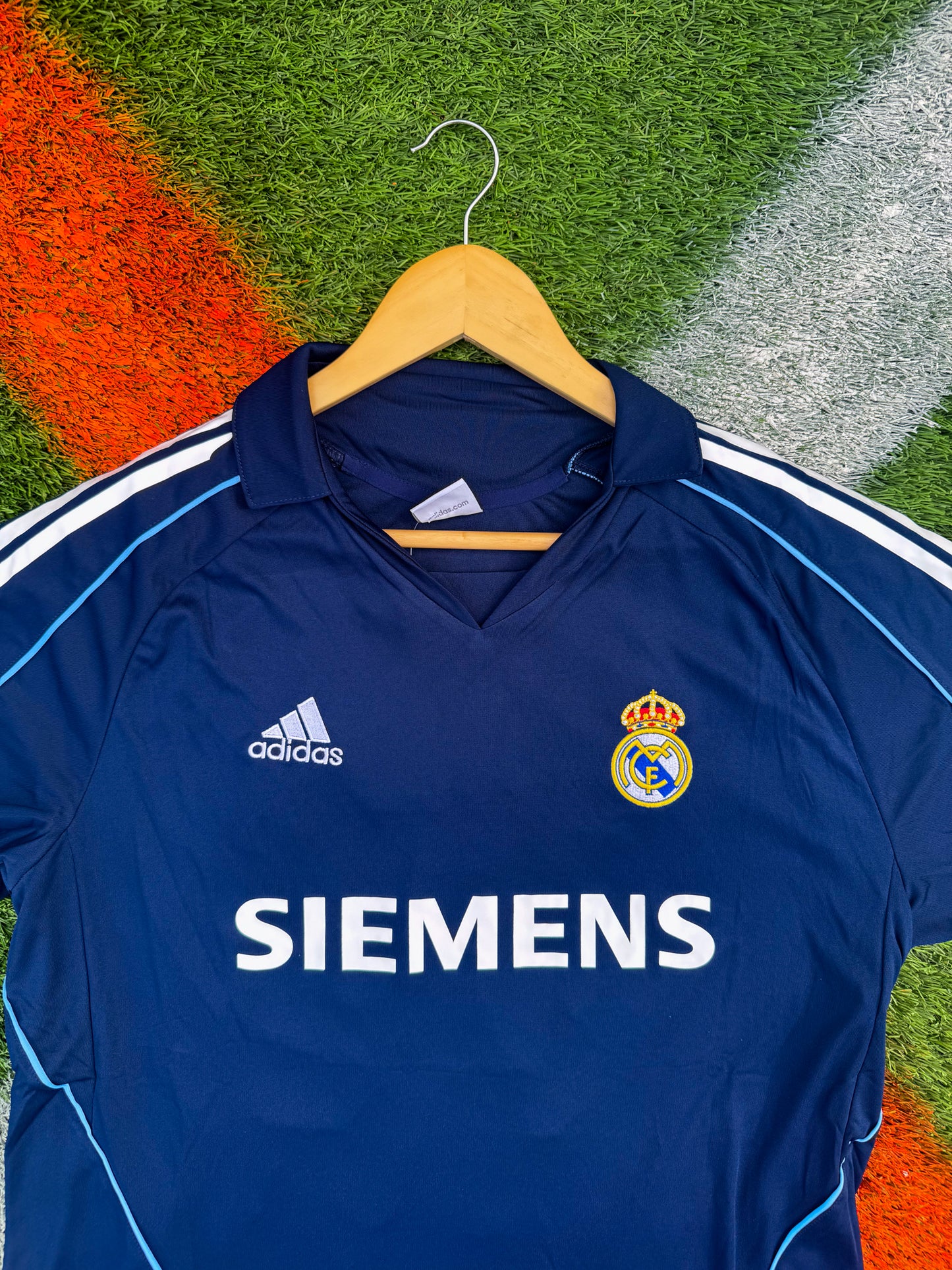 Real Madrid 2005–2006 Away Jersey – Classic Navy Siemens Kit