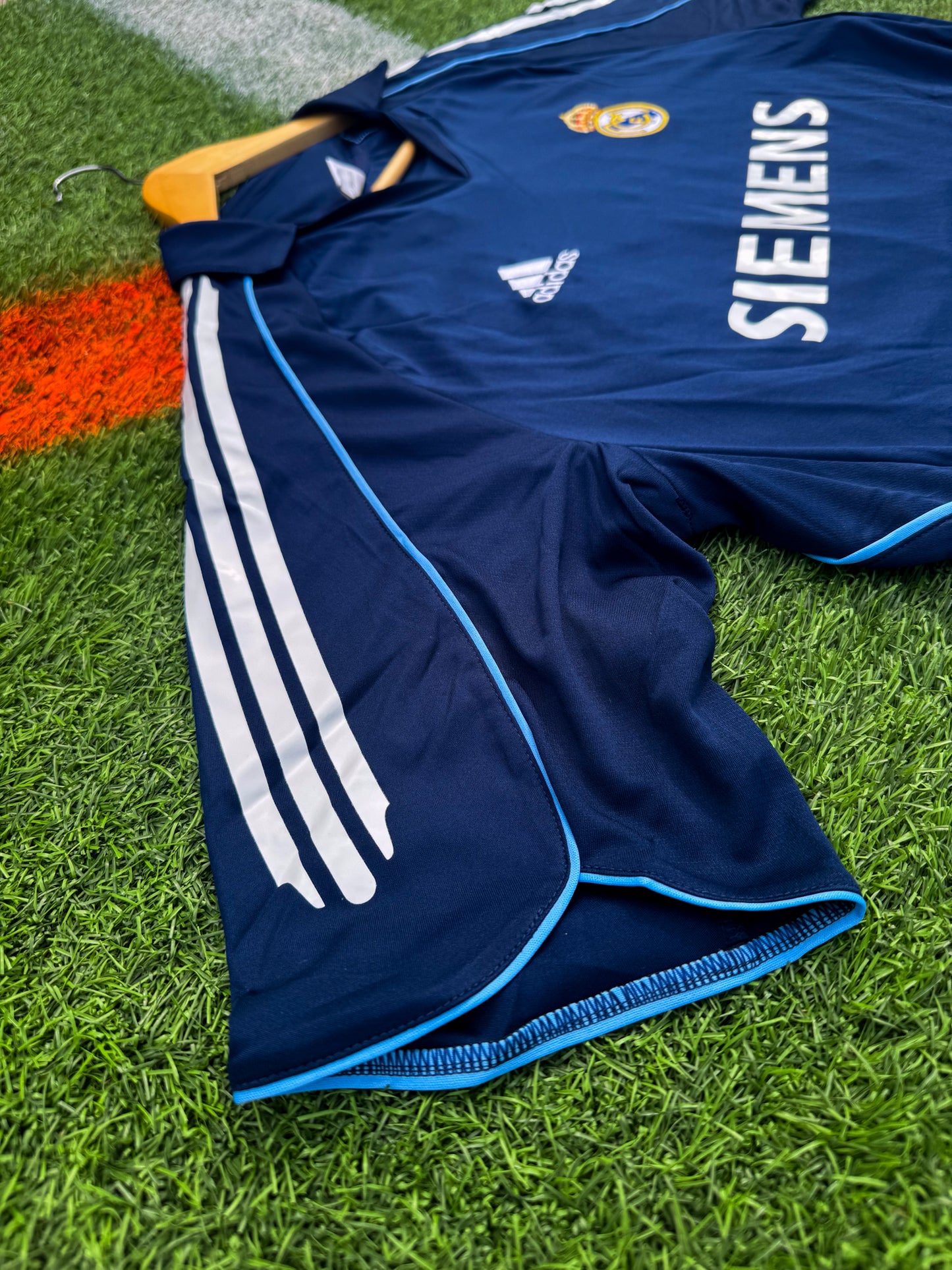Real Madrid 2005–2006 Away Jersey – Classic Navy Siemens Kit