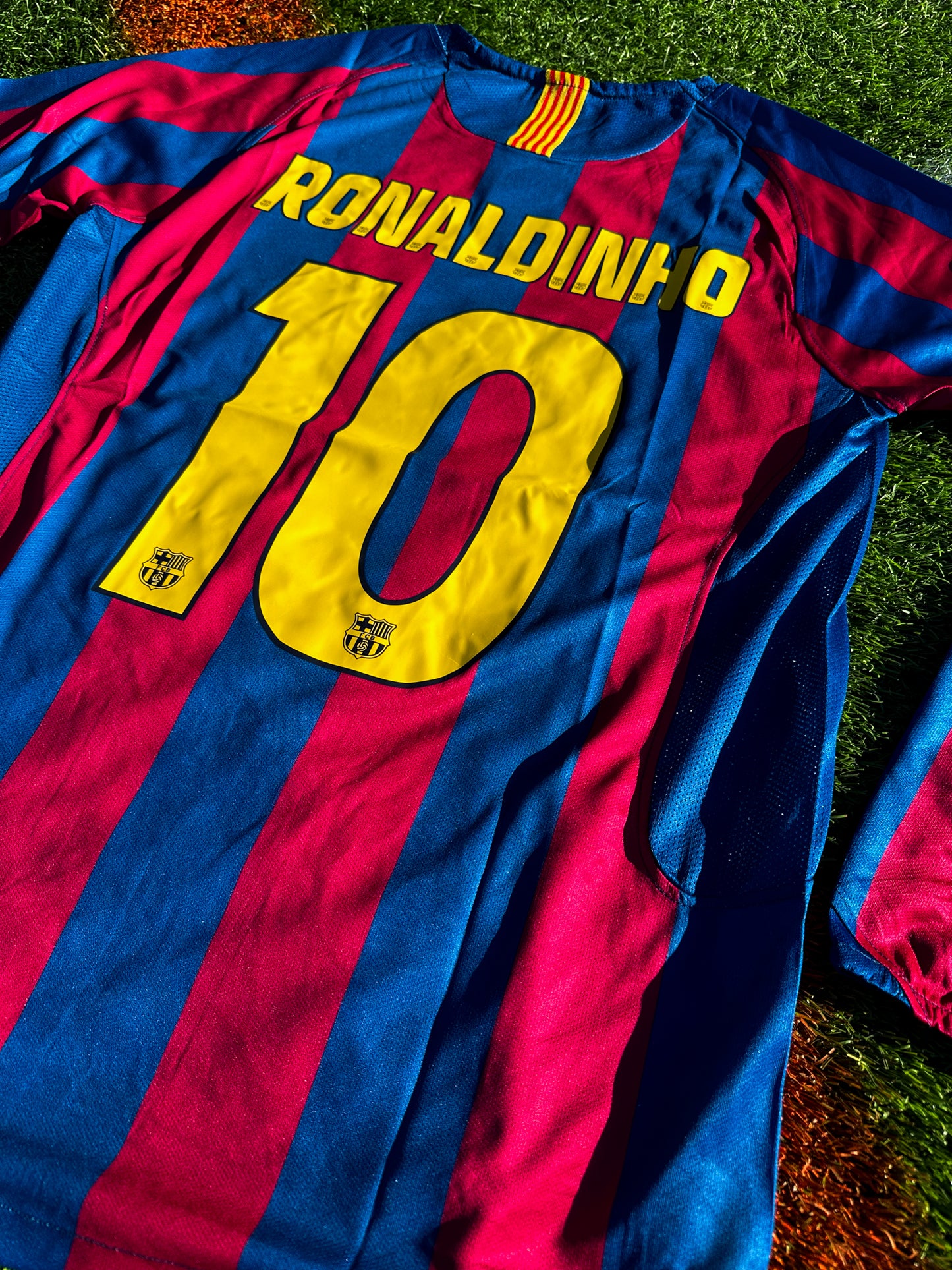 Barcelona 2005–06 Home Jersey Ronaldinho #10 – Vintage Nike Champions League Winning Football Shirt