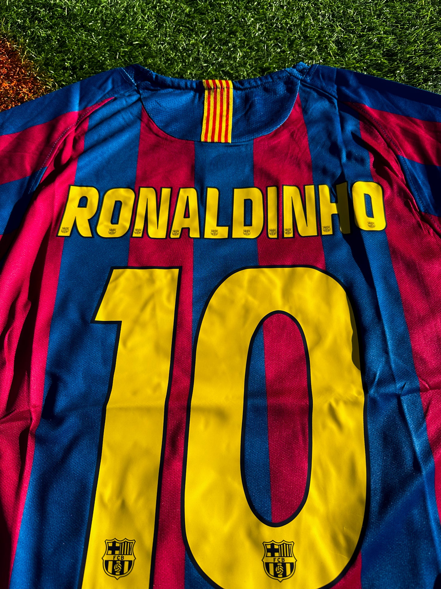 Barcelona 2005–06 Home Jersey Ronaldinho #10 – Vintage Nike Champions League Winning Football Shirt