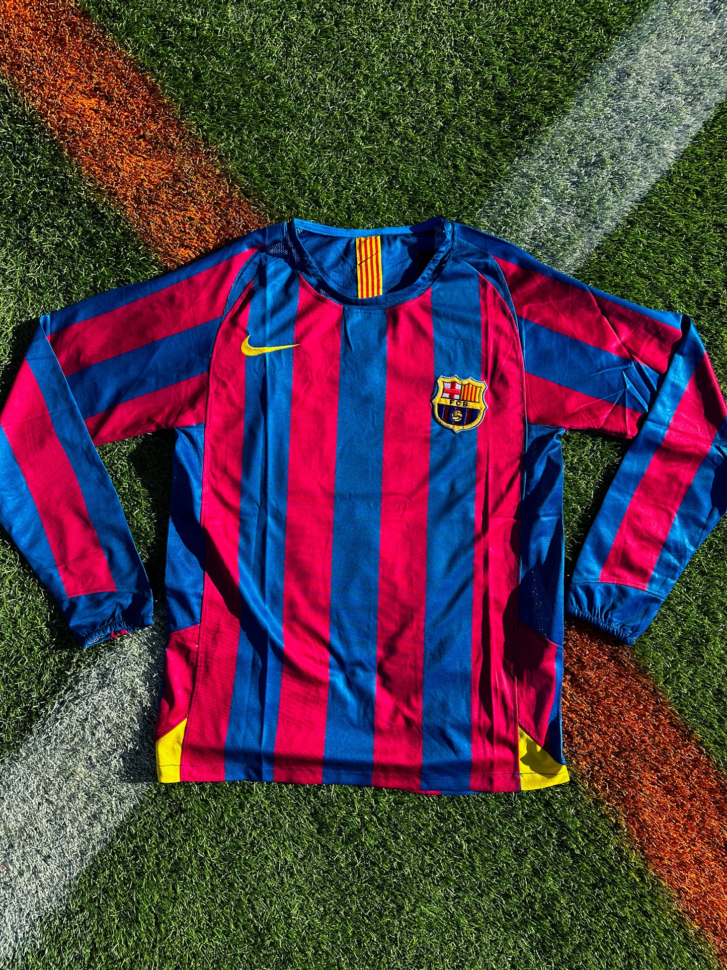 Barcelona 2005–06 Home Jersey Ronaldinho #10 – Vintage Nike Champions League Winning Football Shirt