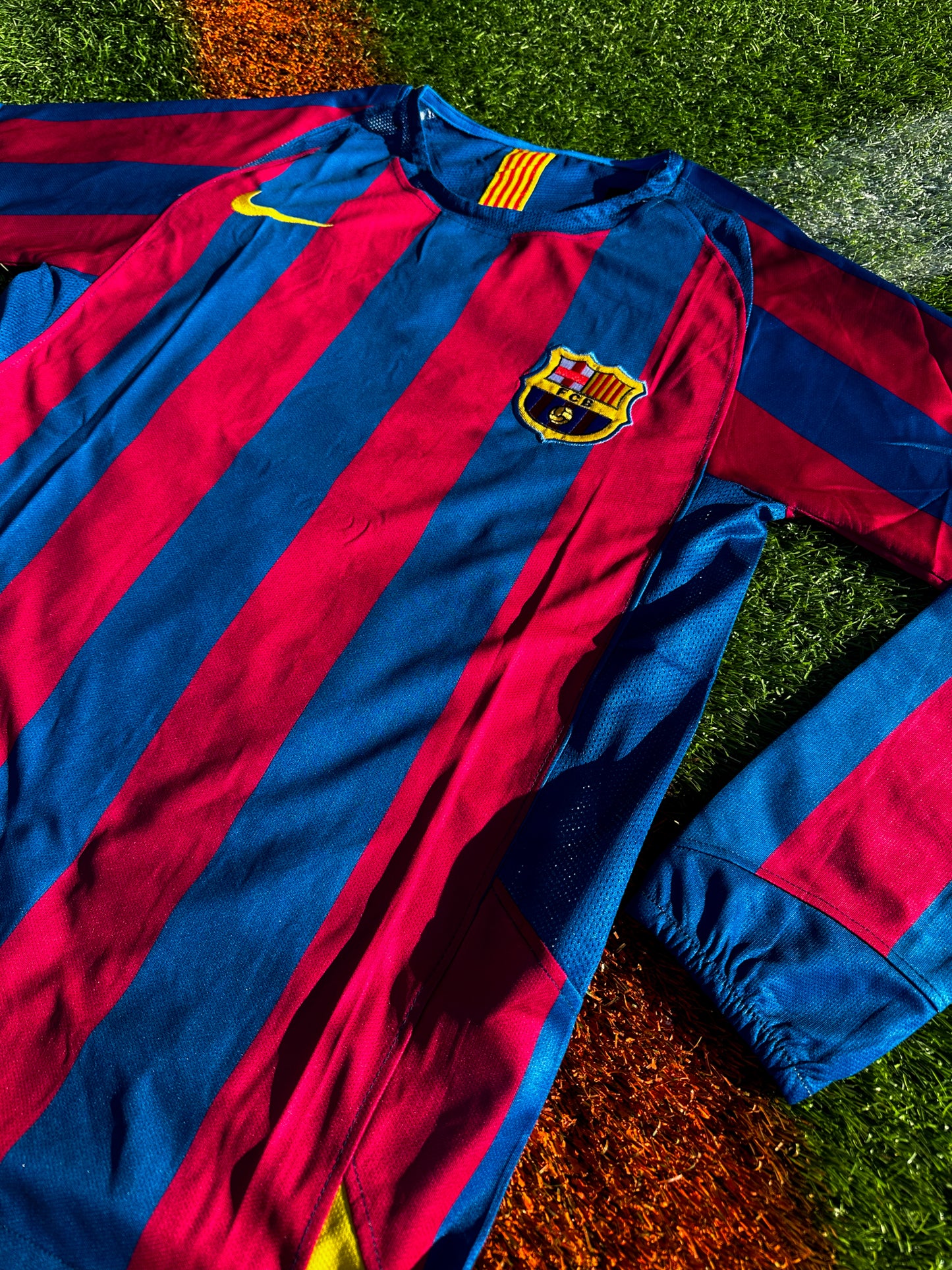Barcelona 2005–06 Home Jersey Ronaldinho #10 – Vintage Nike Champions League Winning Football Shirt