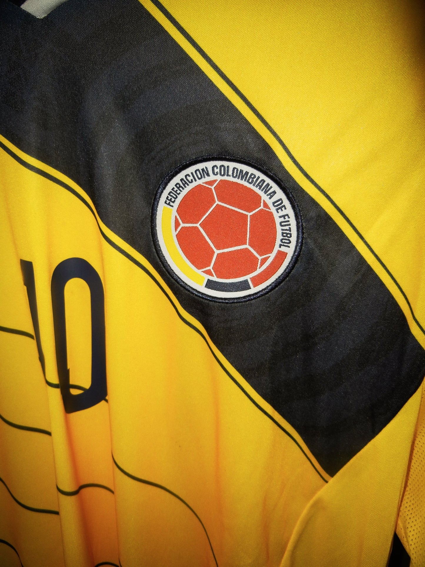 Colombia 2014/15 Home Jersey – James Rodríguez #10 – Size L – Yellow Adidas Shirt (MPN: G85387)