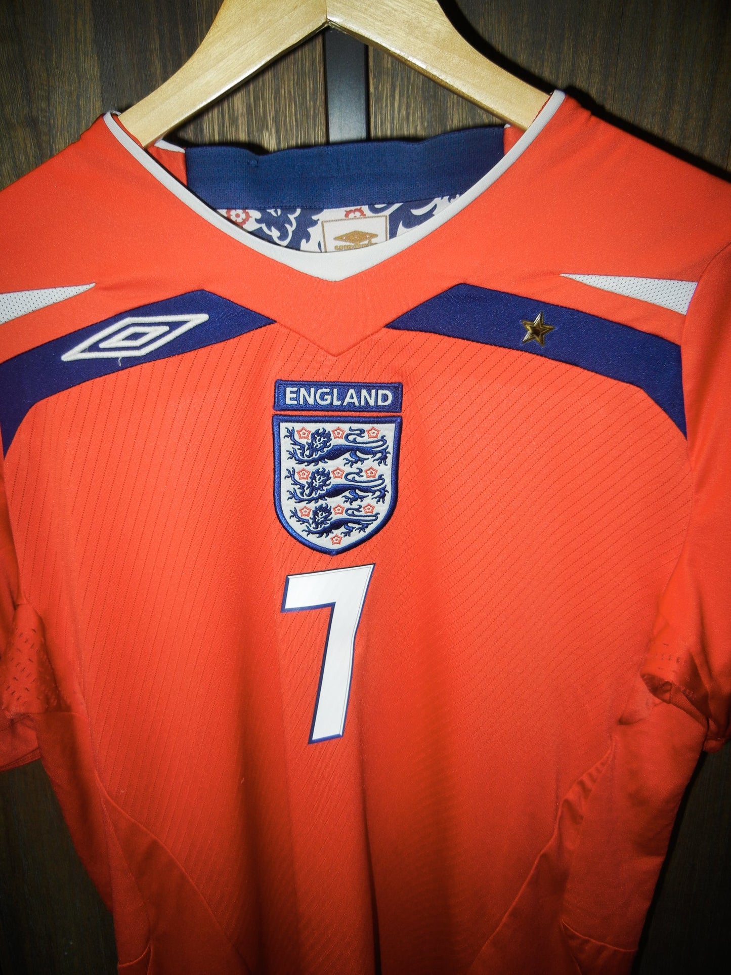 England 2008/2010 Away Jersey – David Beckham #7 – Size Medium – Umbro Red Shirt (MPN: 31495448)