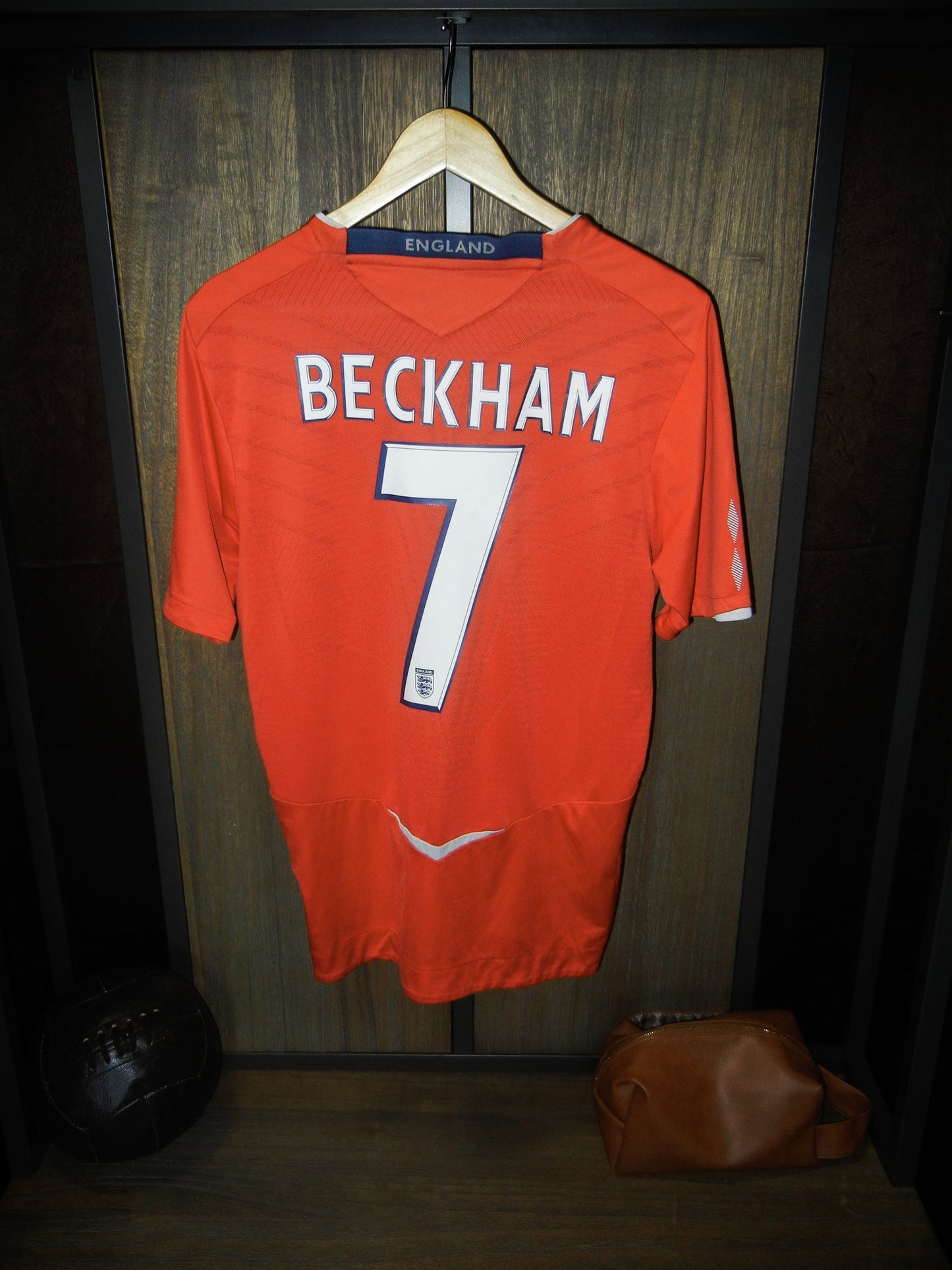 England 2008/2010 Away Jersey – David Beckham #7 – Size Medium – Umbro Red Shirt (MPN: 31495448)