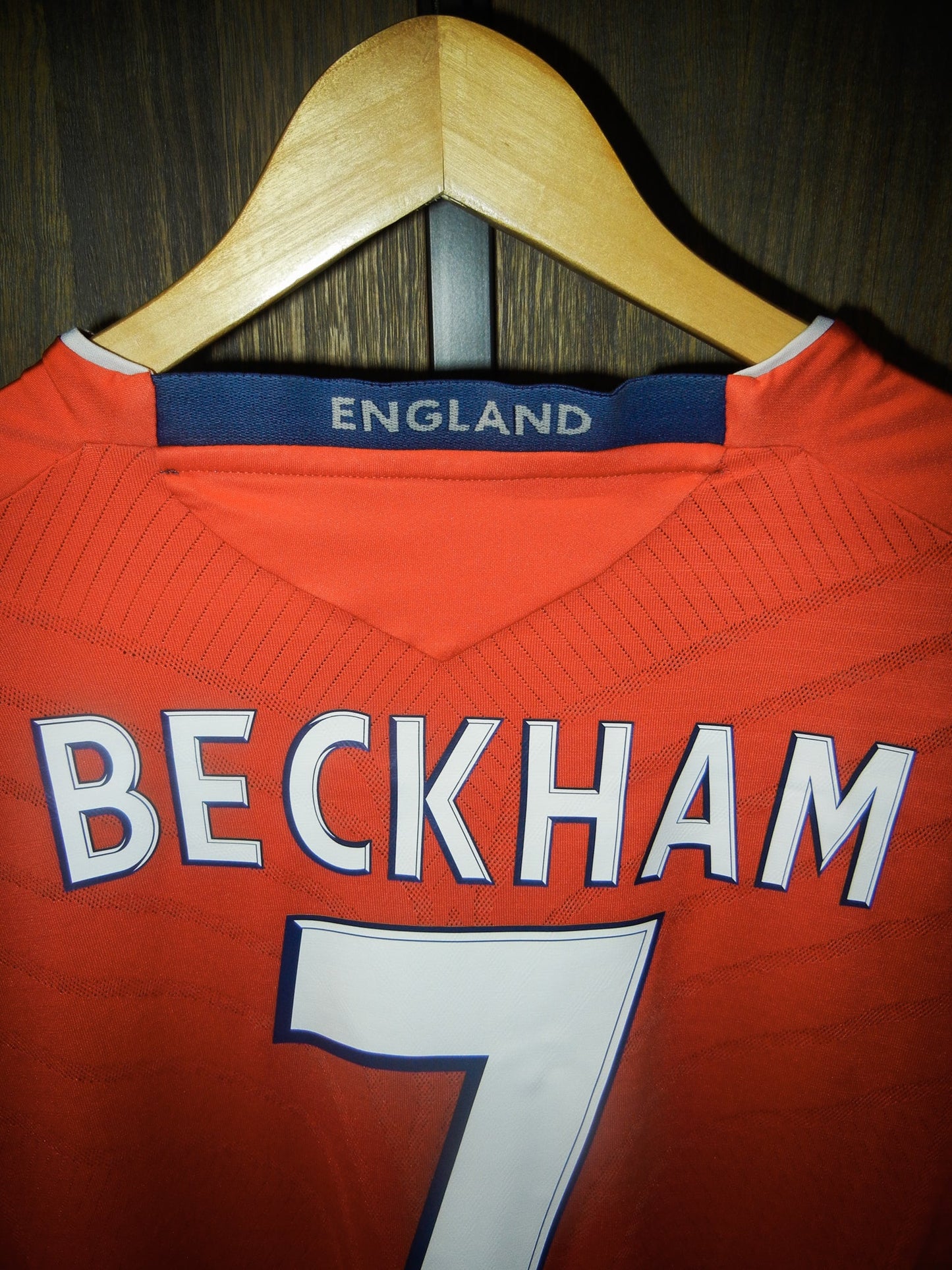 England 2008/2010 Away Jersey – David Beckham #7 – Size Medium – Umbro Red Shirt (MPN: 31495448)