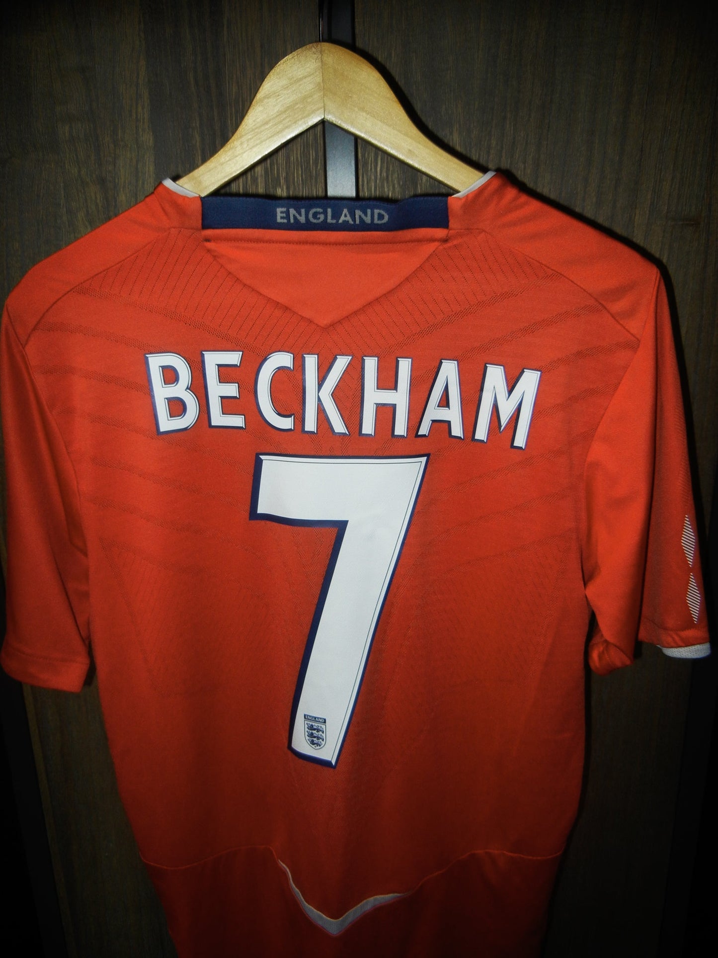 England 2008/2010 Away Jersey – David Beckham #7 – Size Medium – Umbro Red Shirt (MPN: 31495448)