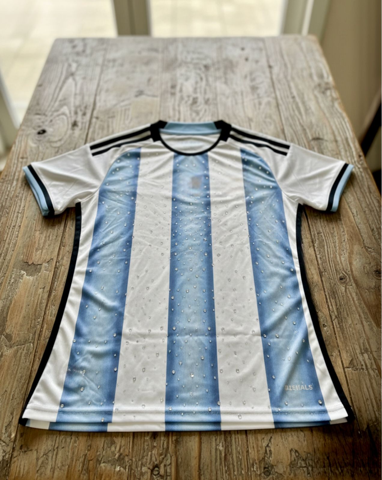 Argentina 2026 Home con Cristales para Damas- World Cup 2026-Messi 10 – Cubiertas de brillos con cristales en toda la prenda.