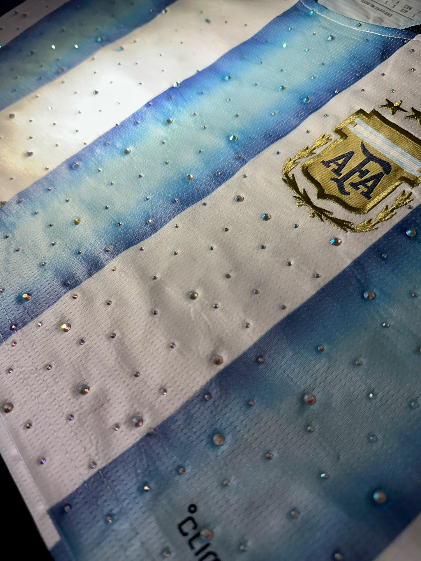 Argentina 2026 Home con Cristales para Damas- World Cup 2026-Messi 10 – Cubiertas de brillos con cristales en toda la prenda.