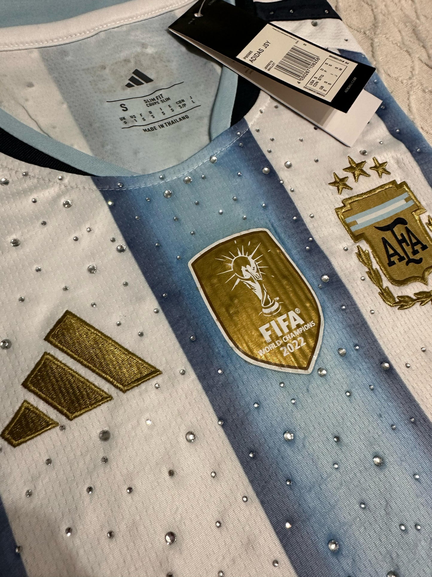 Argentina 2026 Home con Cristales para Damas- World Cup 2026-Messi 10 – Cubiertas de brillos con cristales en toda la prenda.