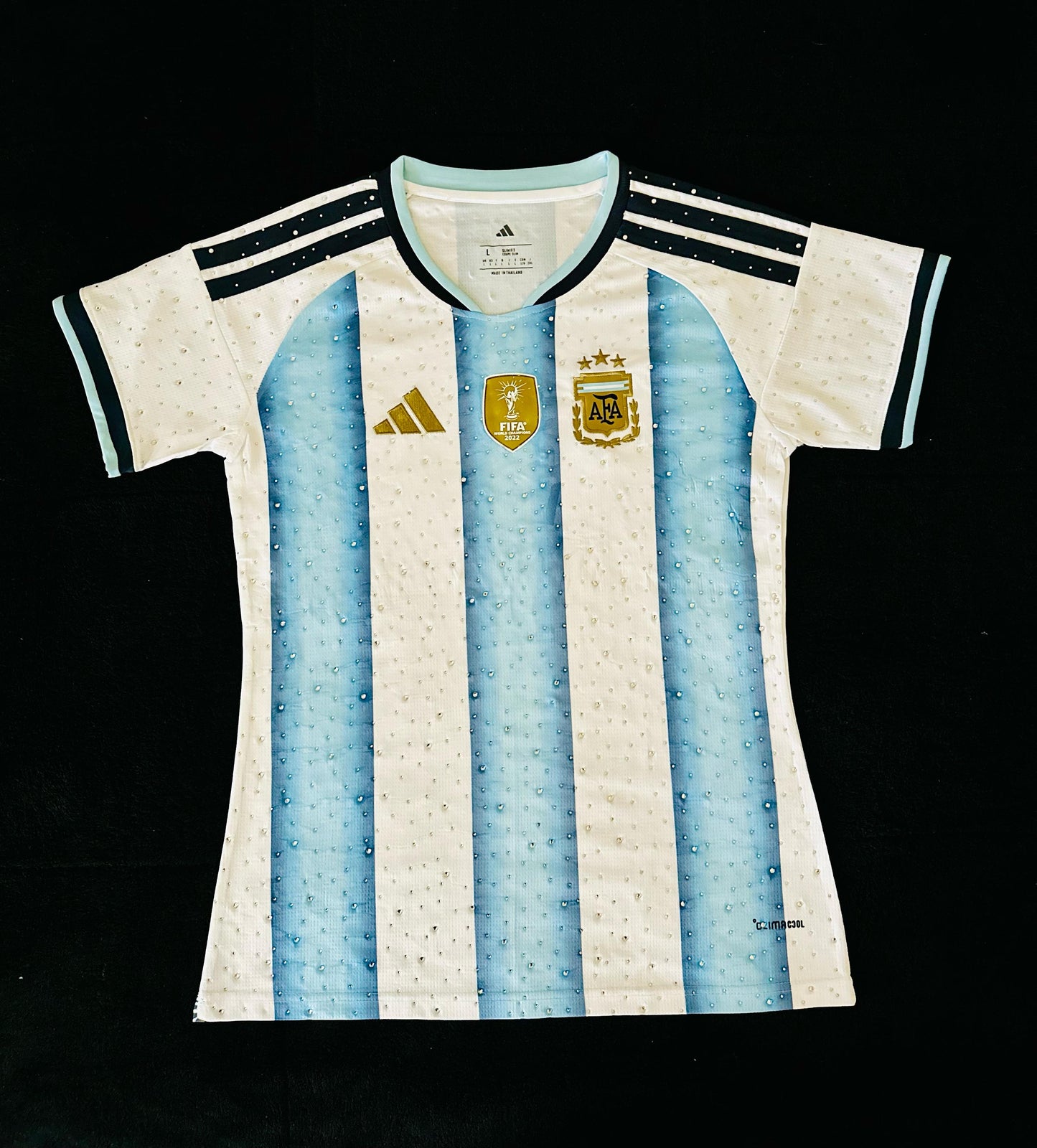 Argentina 2026 Home con Cristales para Damas- World Cup 2026-Messi 10 – Cubiertas de brillos con cristales en toda la prenda.