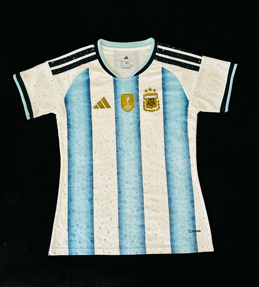 Argentina 2026 Home con Cristales para Damas- World Cup 2026-Messi 10 – Cubiertas de brillos con cristales en toda la prenda.