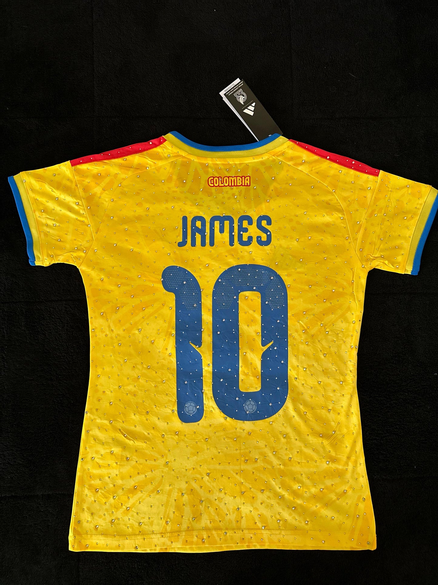 Colombia 2026 Home con Cristales para Damas- World Cup 2026-James  10 – Cubiertas de brillos con cristales en toda la prenda.