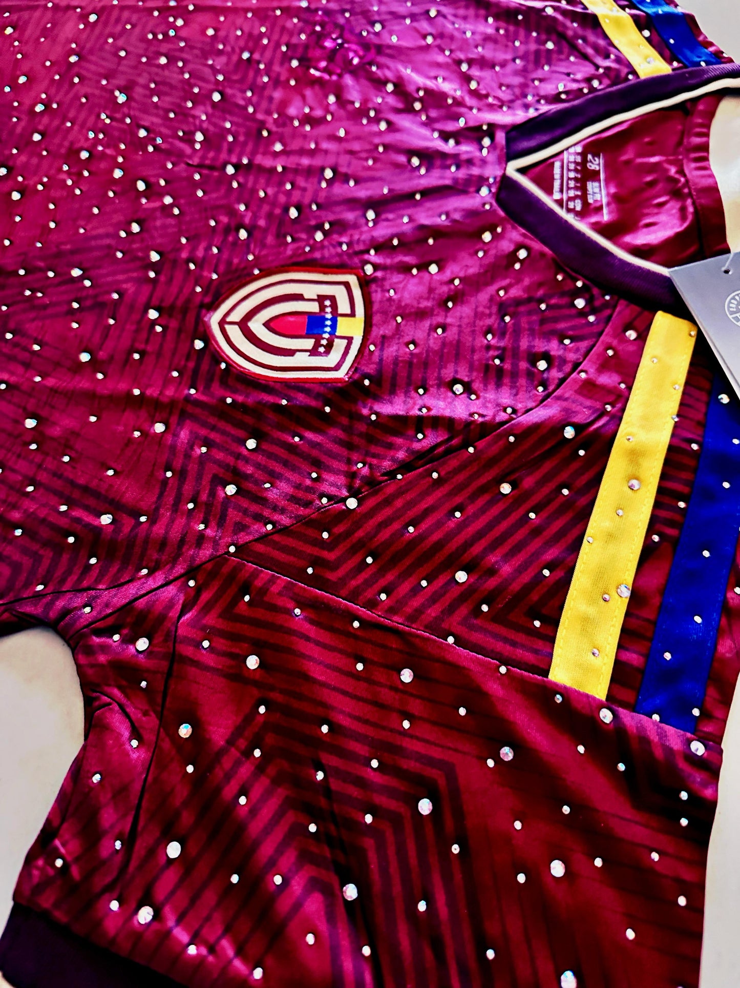 Venezuela 2026 Home con Cristales para Damas- World Cup 2026- Cubiertas de brillos con cristales en toda la prenda.