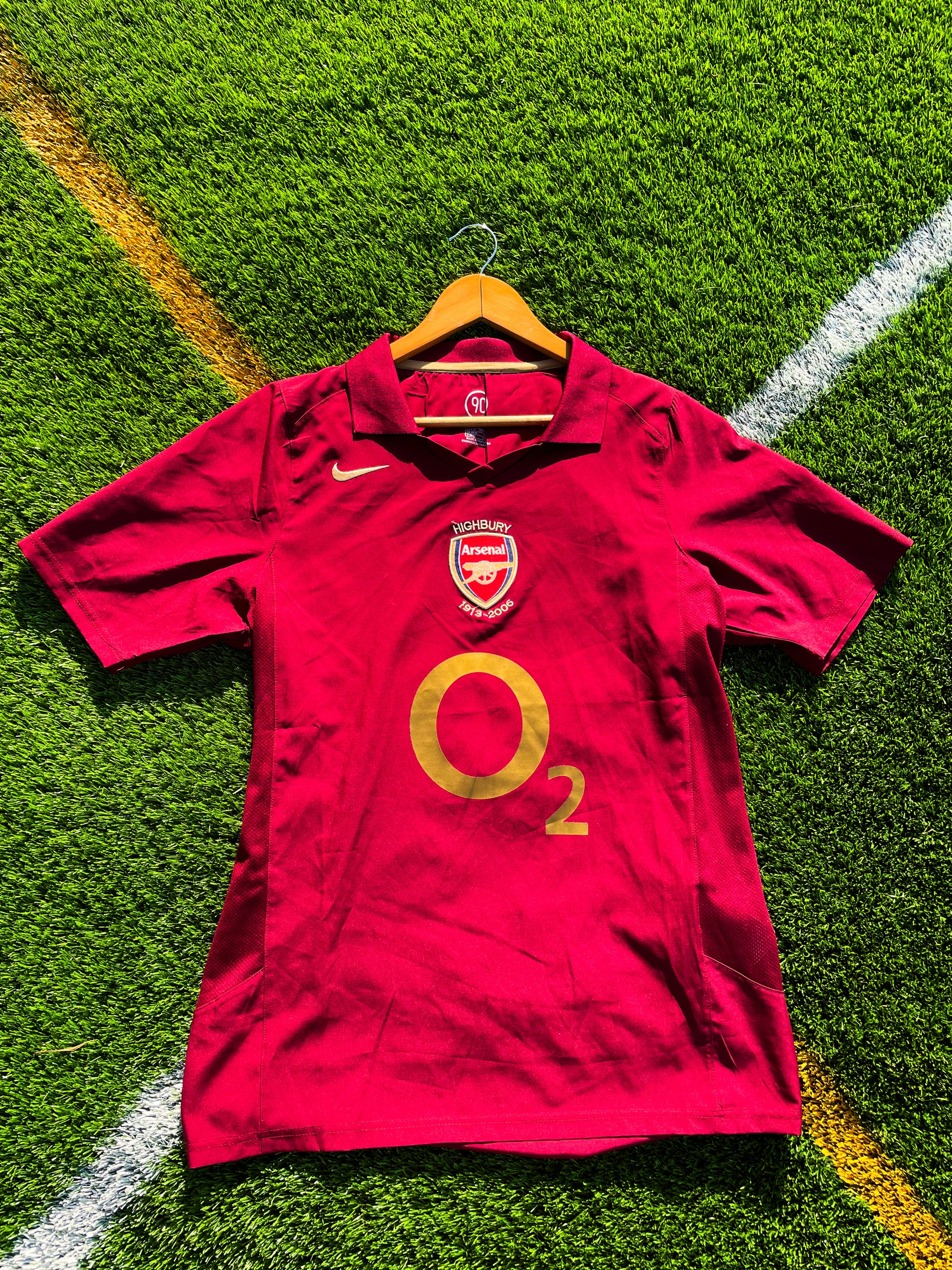 Front view of Arsenal 2005-2006 home jersey with bordeaux trim


