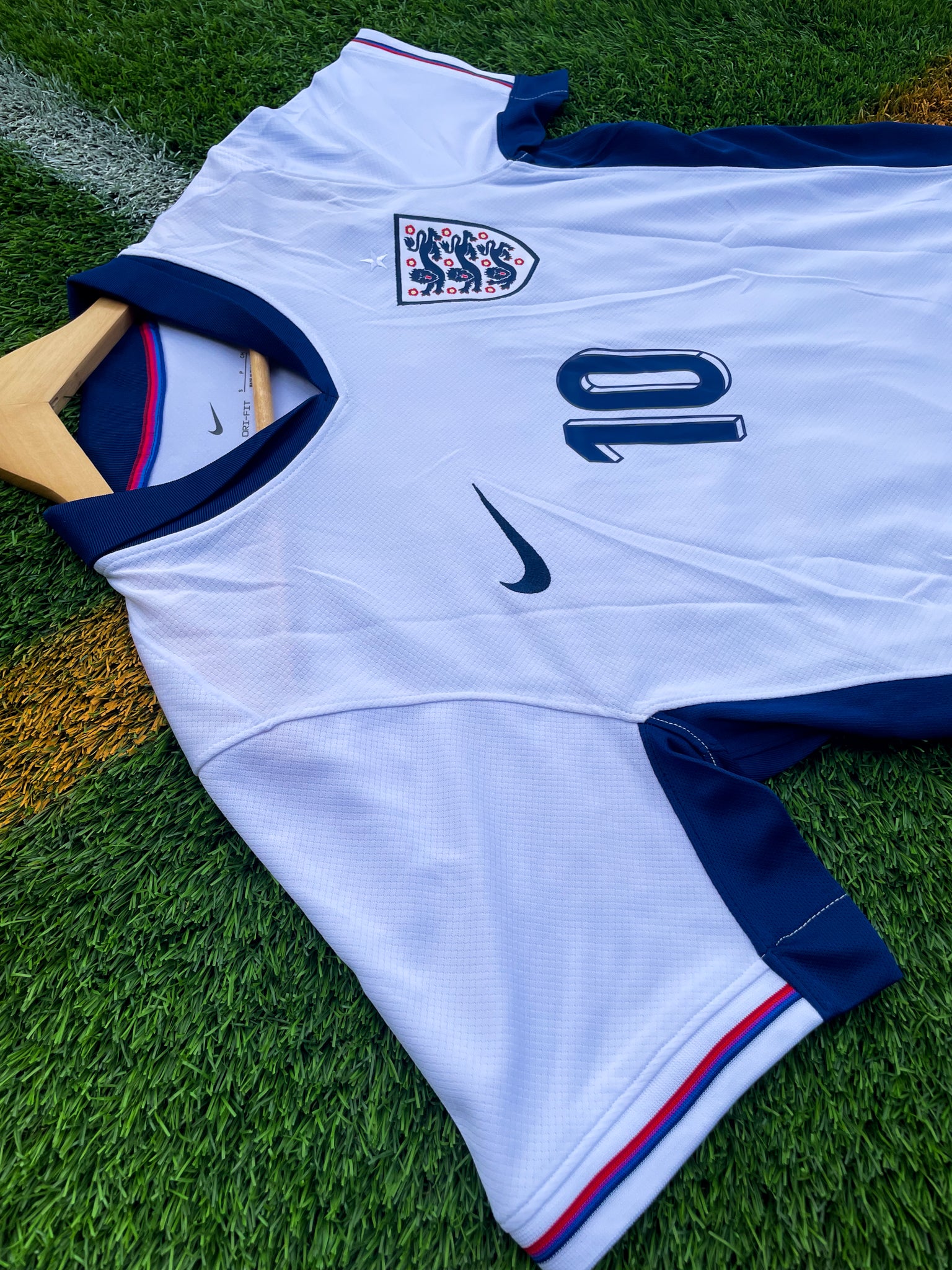 Close-up of sleeve and collar detail

