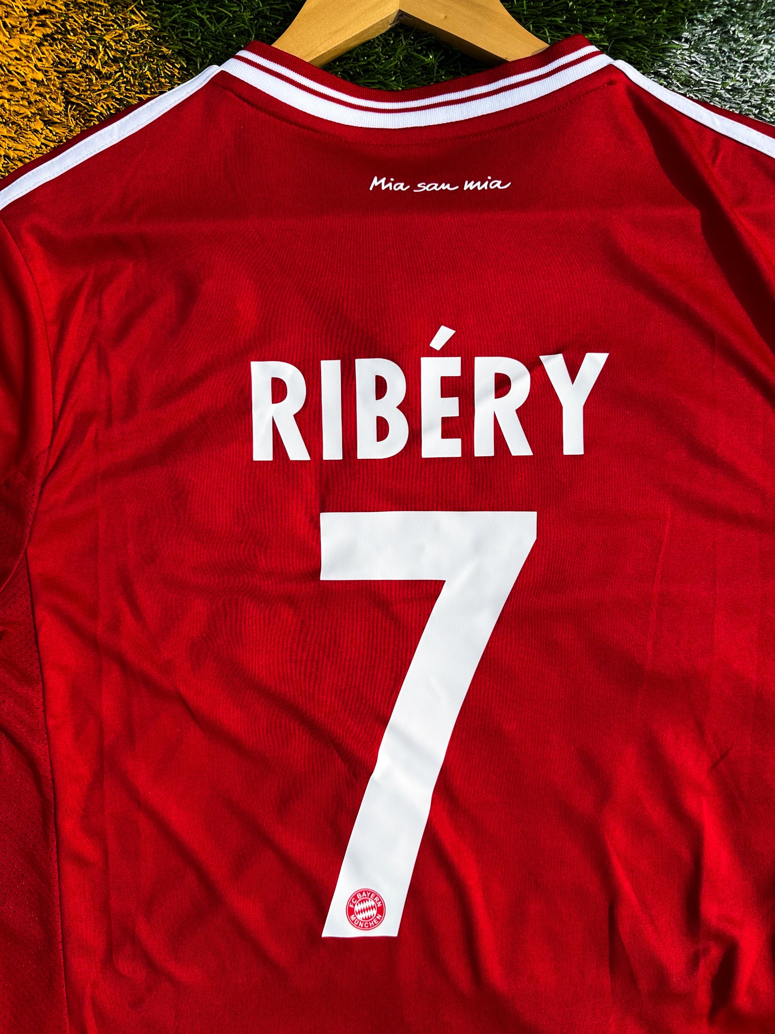 Back view showing Ribéry #7 print

