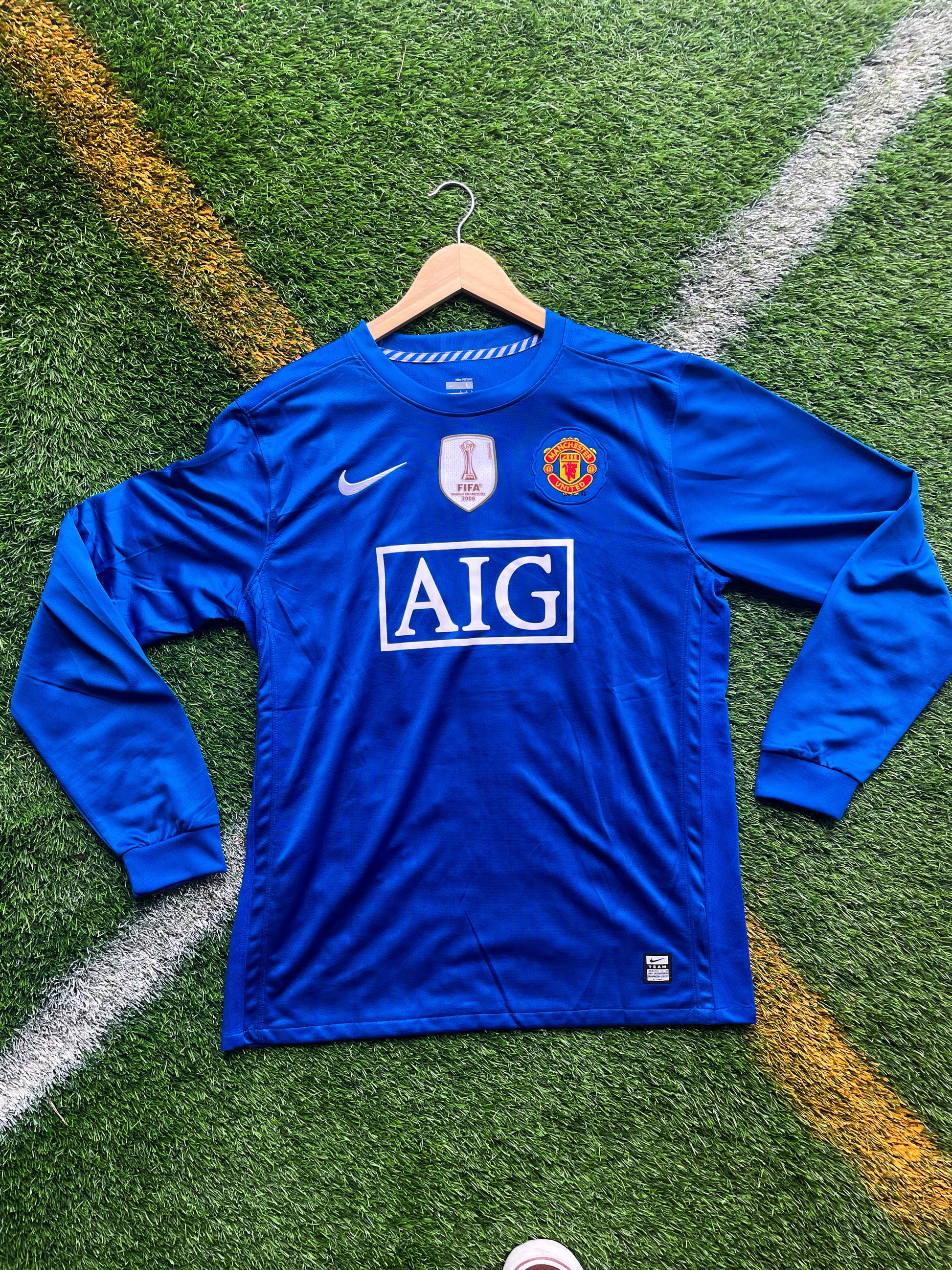 Front view of Manchester United 2008–2009 blue third jersey with AIG sponsor

