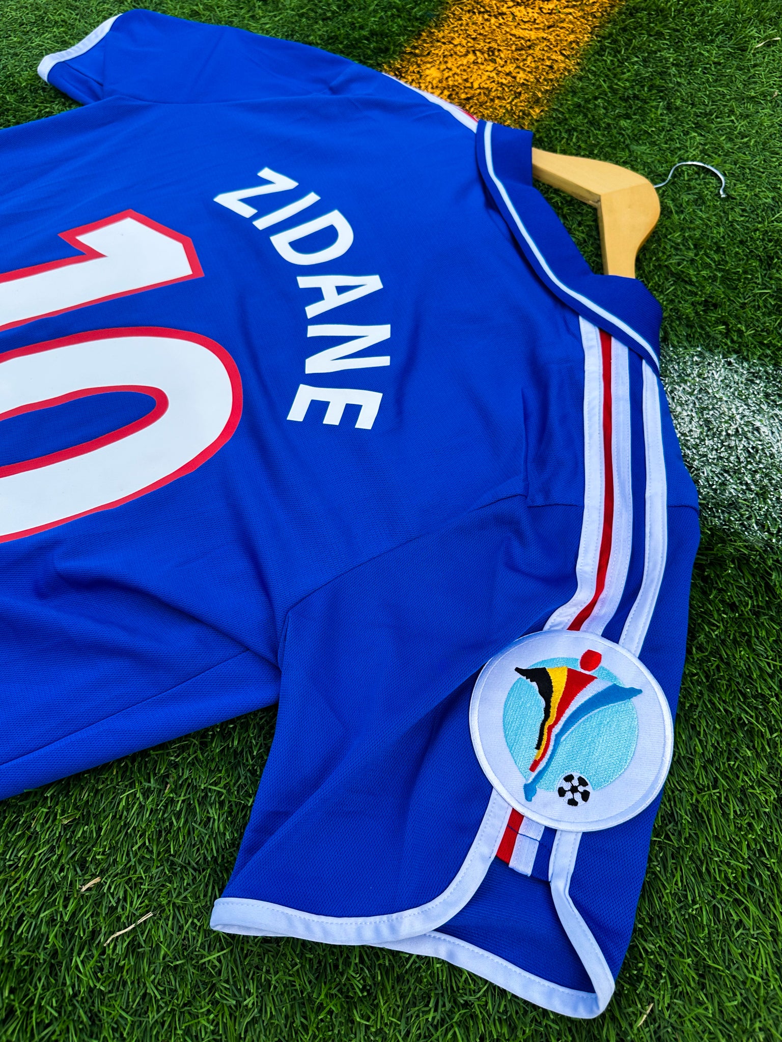 Back of the jersey featuring Zidane #10

