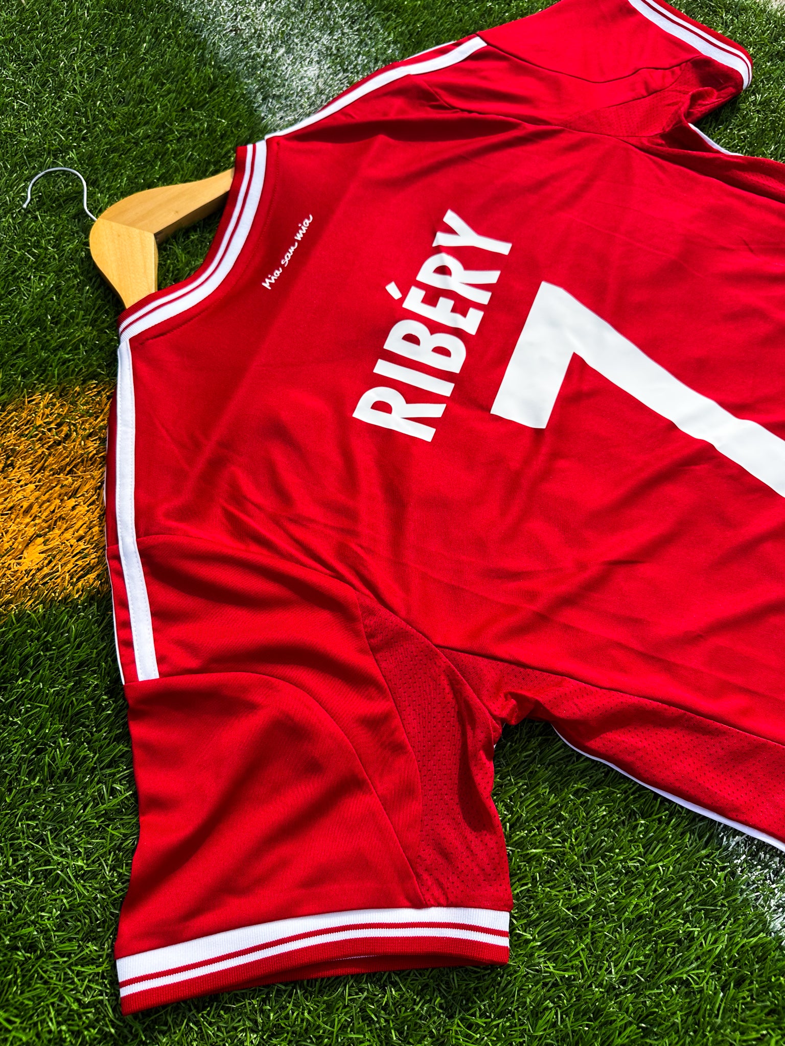 Back view showing Ribéry #7 print

