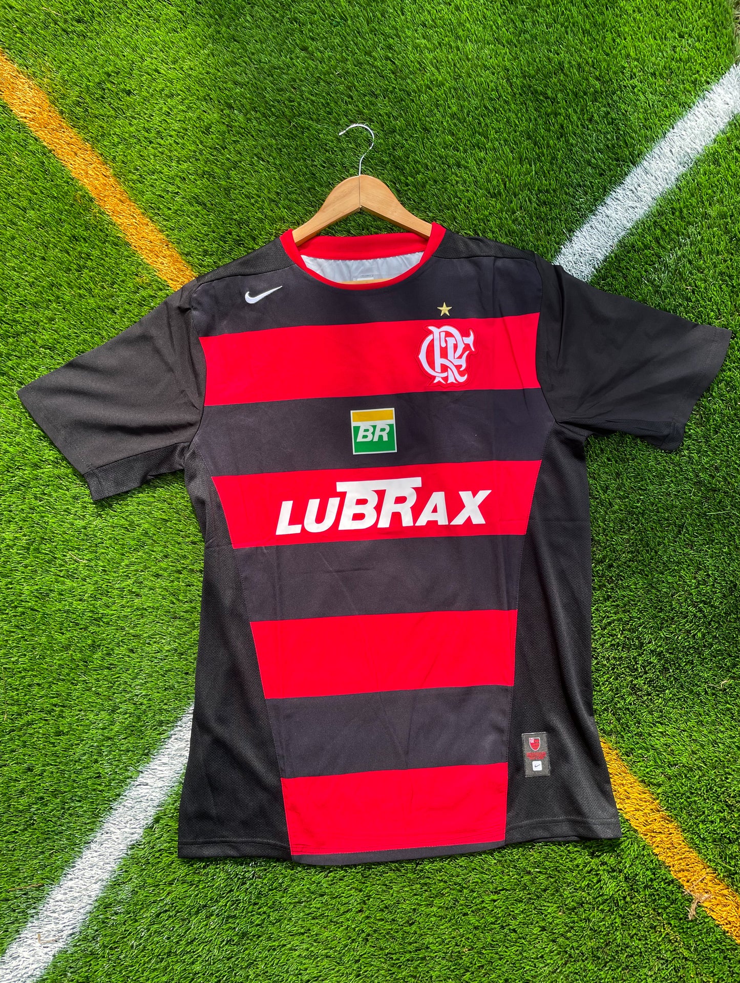 Front view of Flamengo 2000–2001 home jersey in red and black hoops


