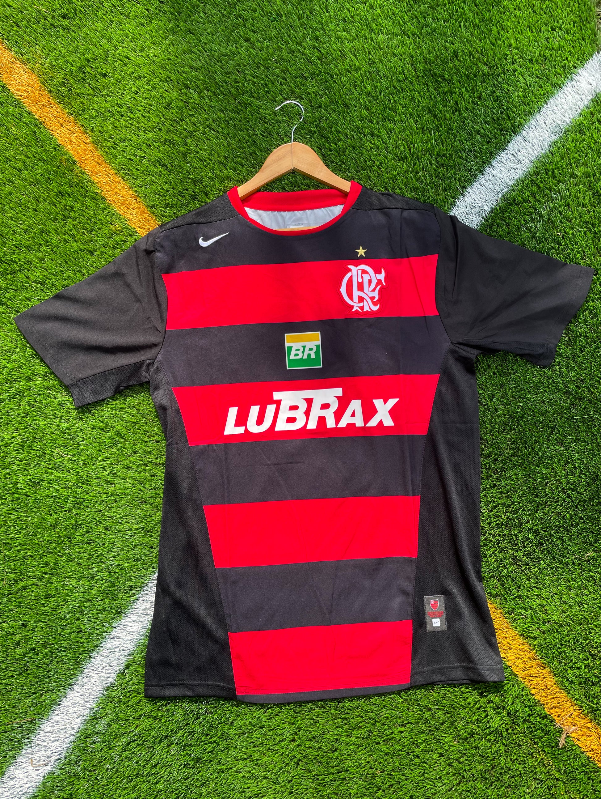 Front view of Flamengo 2000–2001 home jersey in red and black hoops

