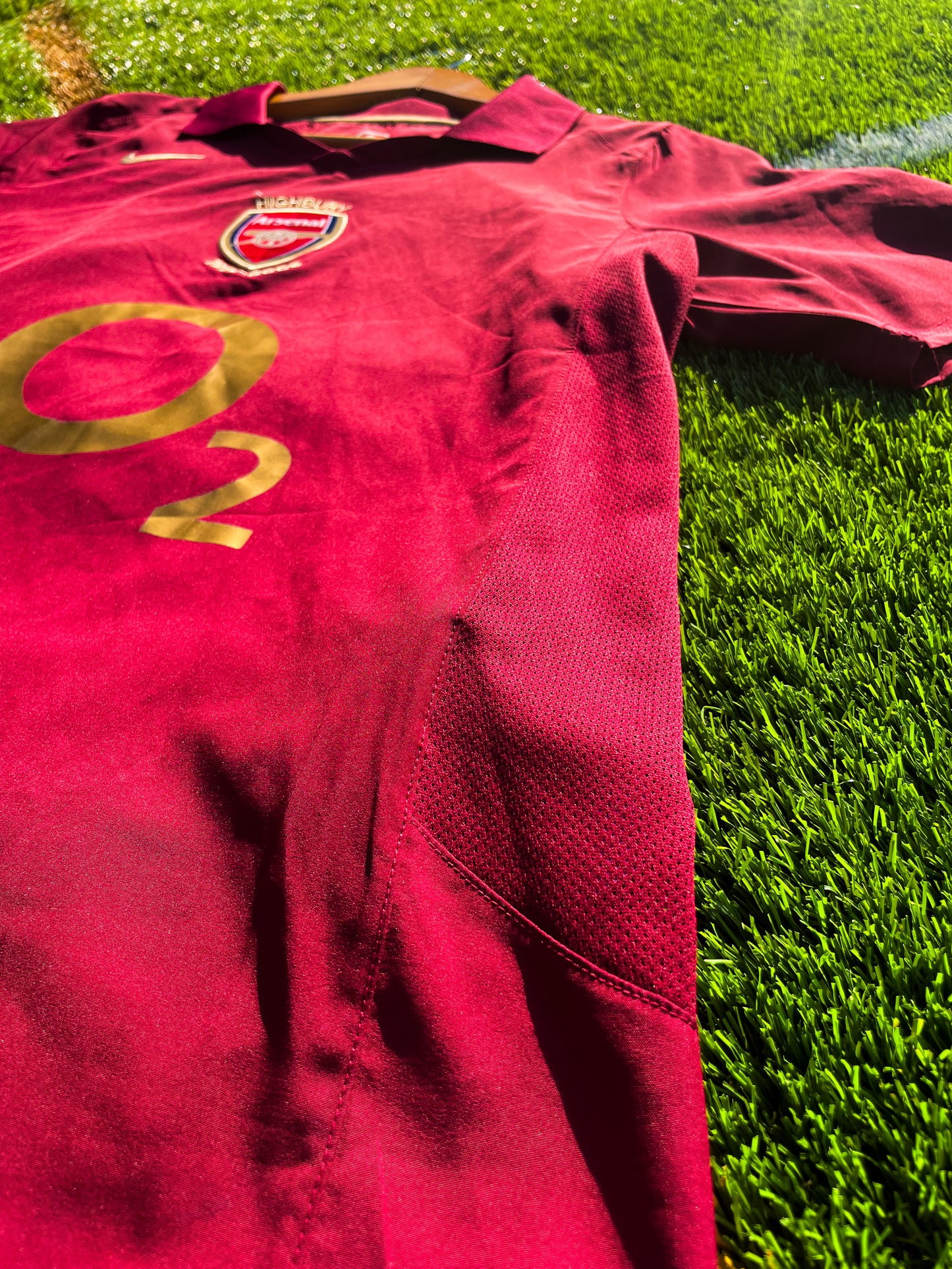 Close-up of embroidered Arsenal crest and Nike logo

