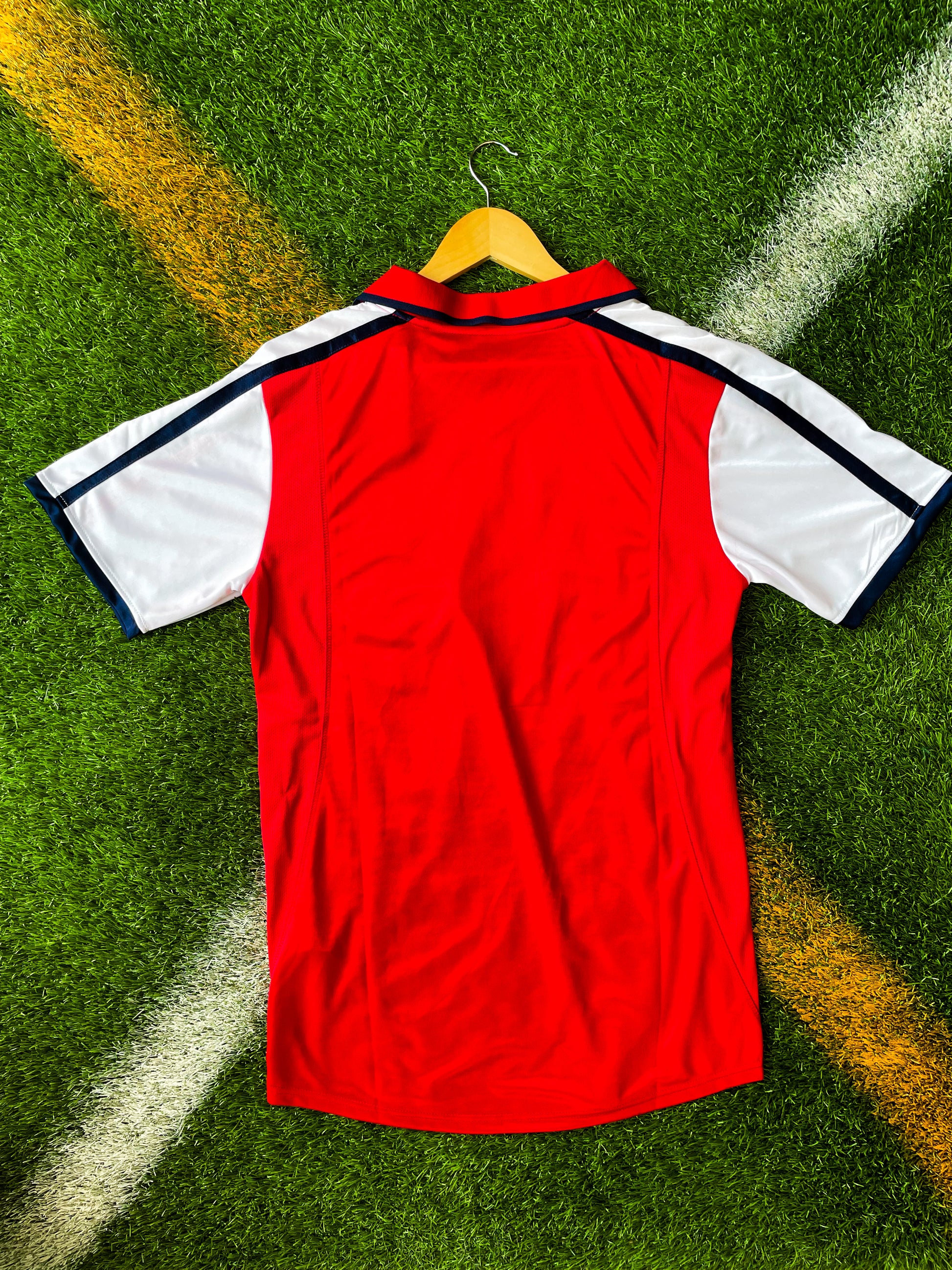 Back view showing clean retro design of 1999–2000 Arsenal kit

