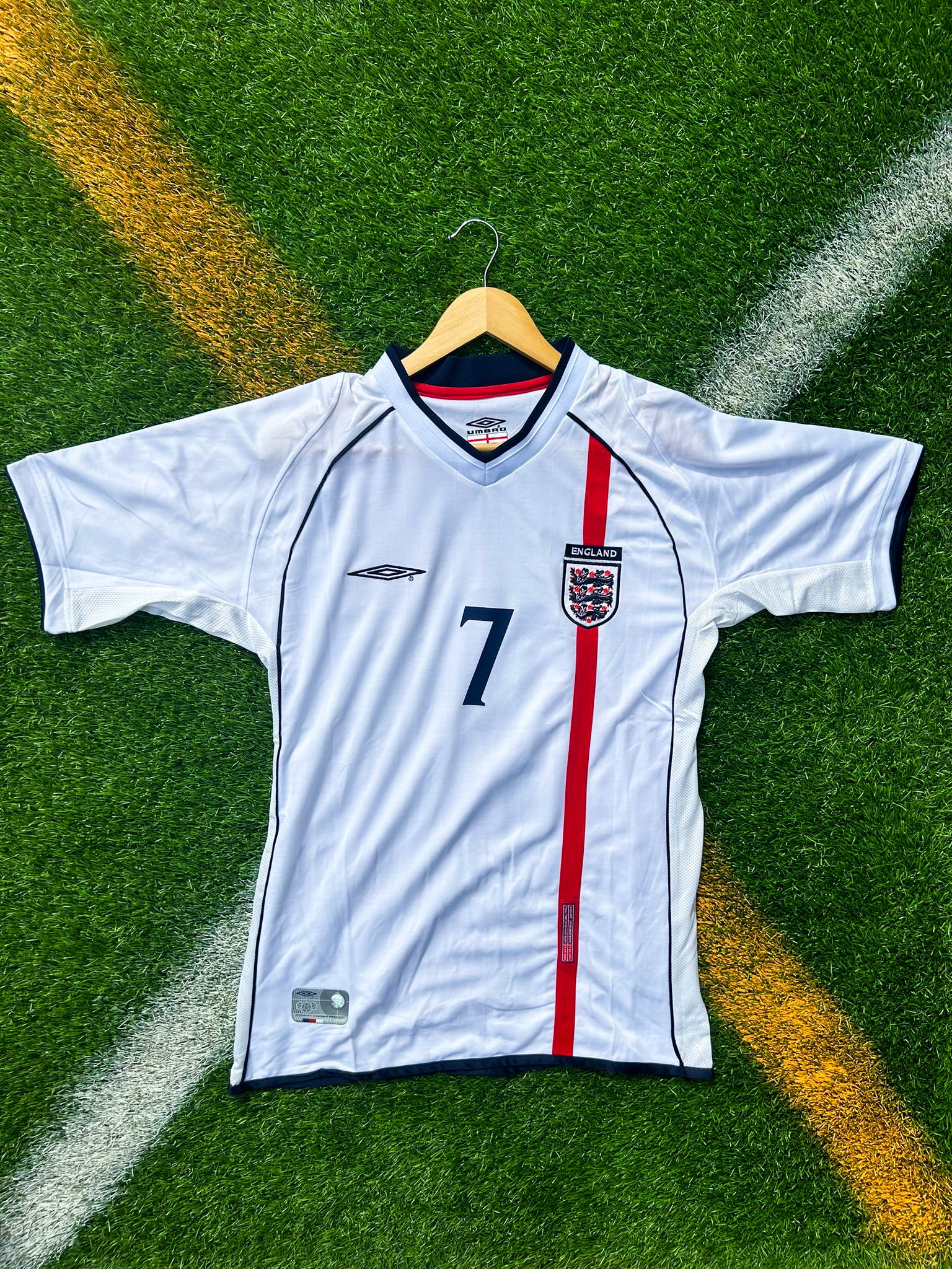 Front view of England 2002 Beckham #7 retro jersey with classic design.