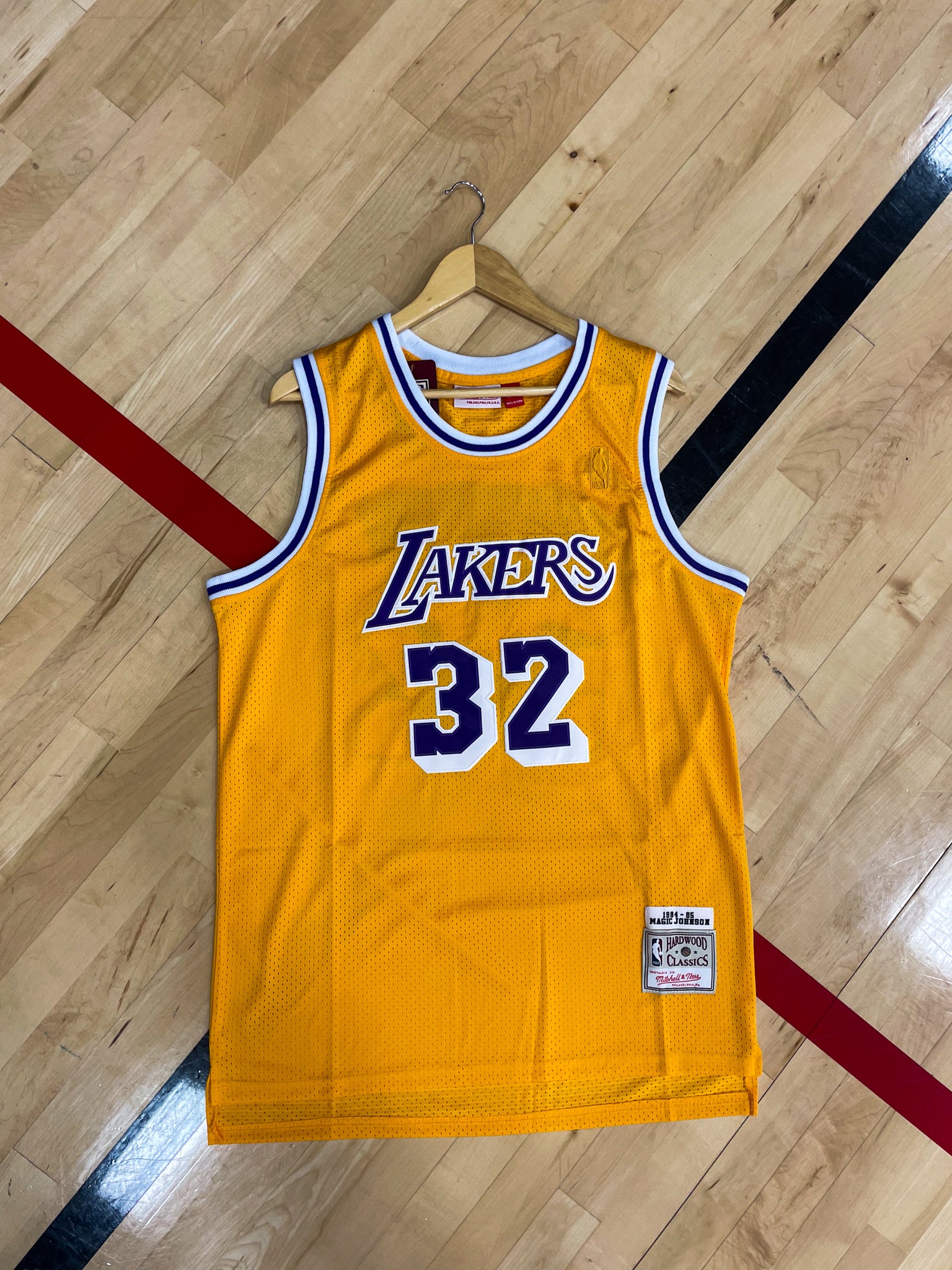 Front view of Los Angeles Lakers 1984–1985 Magic Johnson #32 purple jersey

