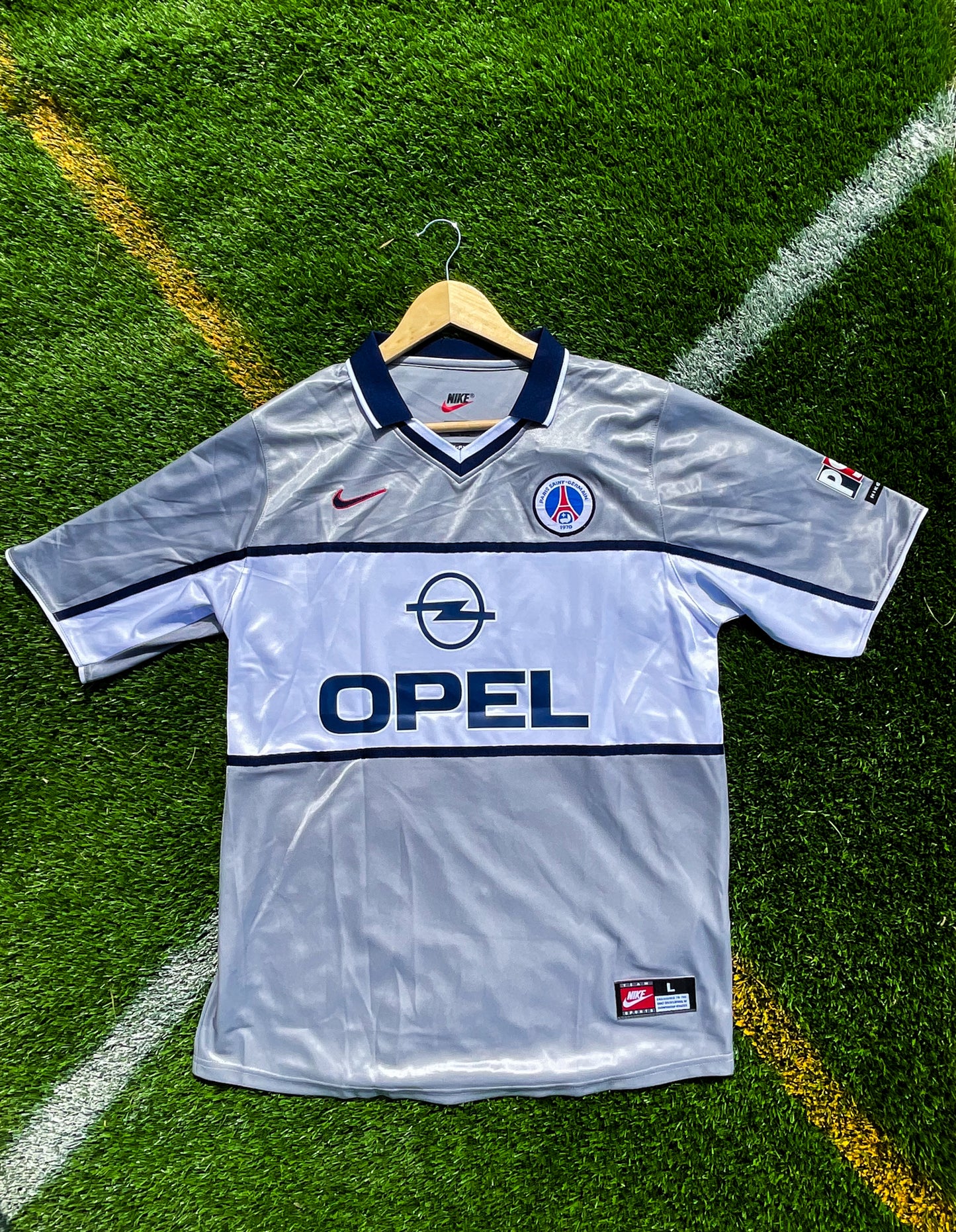 Front view of PSG 2000-2001 Ronaldinho #10 away jersey in grey

