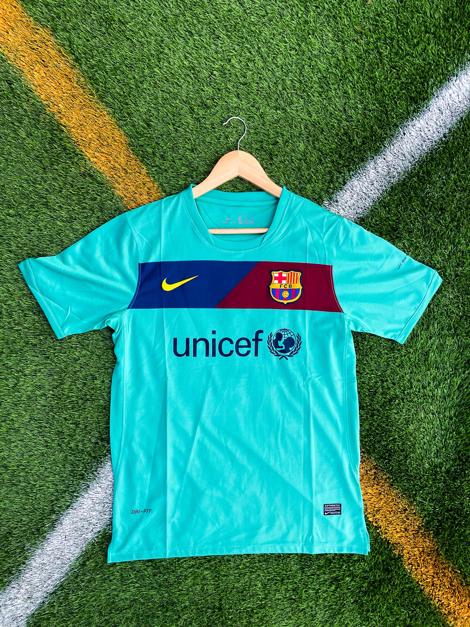 Front view of Barcelona 2011–12 green Nike away jersey

