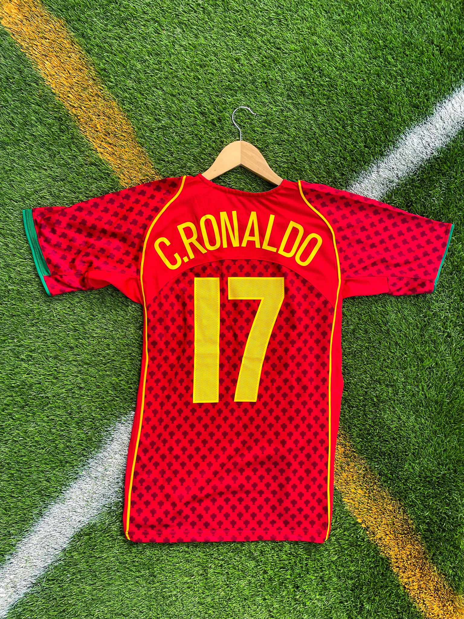 Back of jersey featuring C. Ronaldo #7

