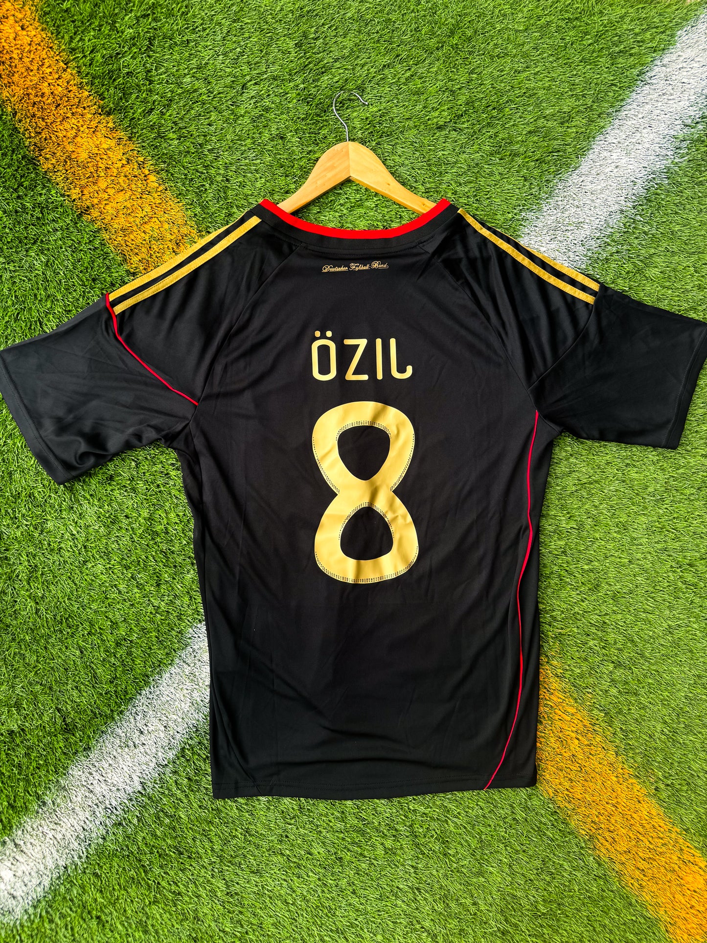 Back of jersey with Müller #13 or Özil #8

