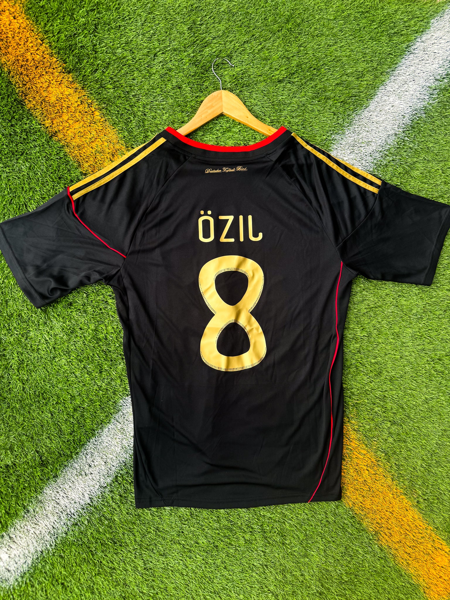 Back of jersey with Müller #13 or Özil #8

