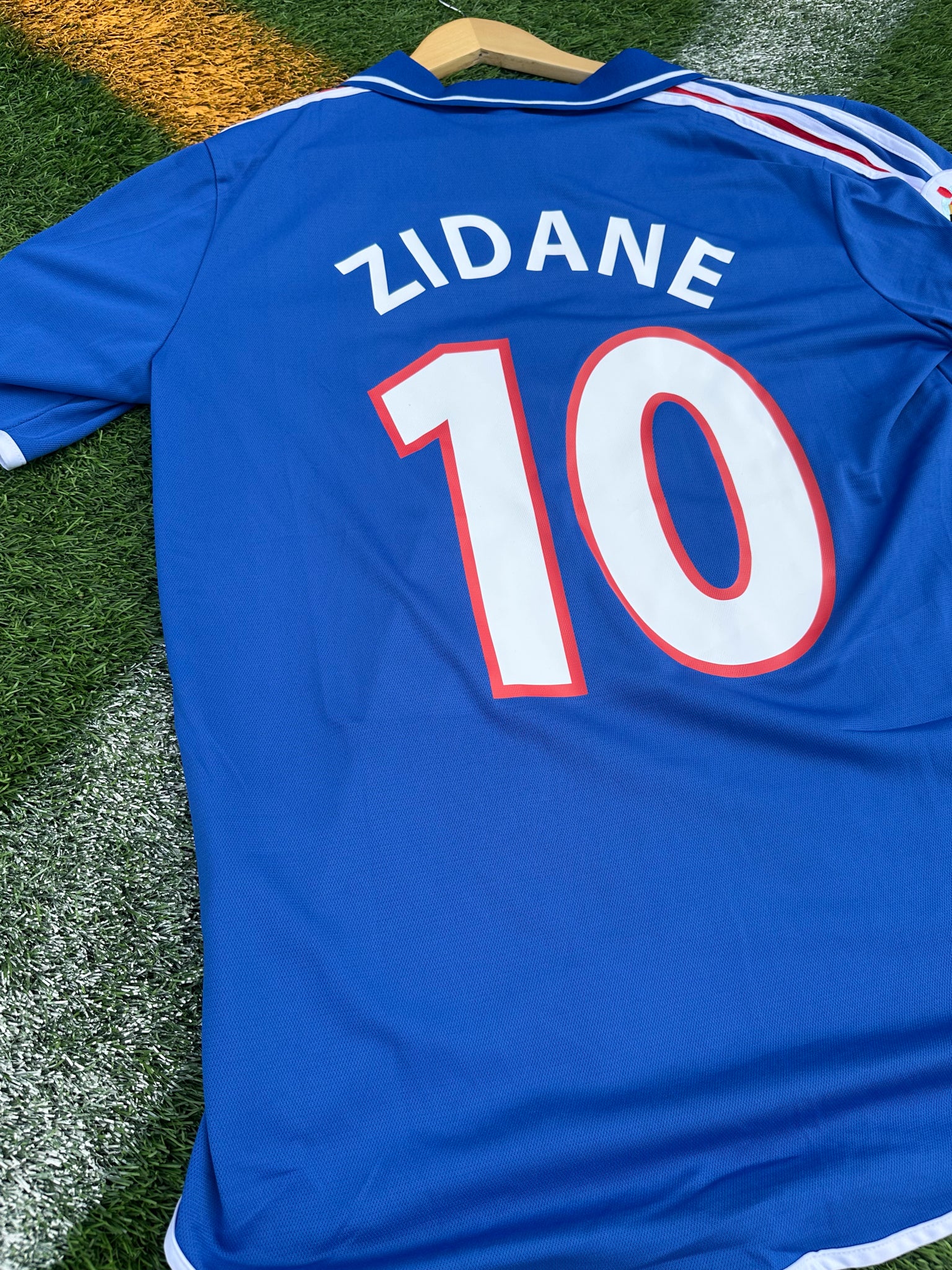 Back of the jersey featuring Zidane #10

